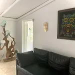 Sunny House, Σπίτι διακοπών
